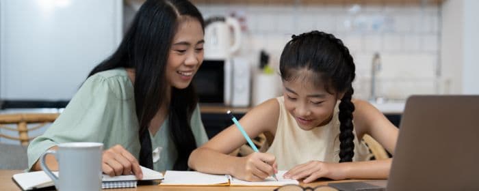 A student using a laptop to study with Stud-E